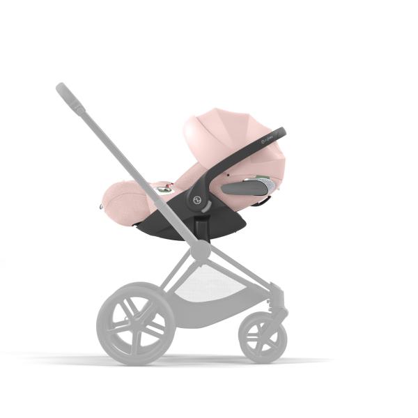 Babyschale auf dem Kinderwagen mit Liegeposition
